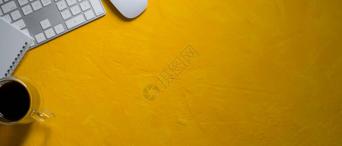 利用计算机设备排程簿咖啡杯和黄色混凝土背景复制空间的创造工作图片