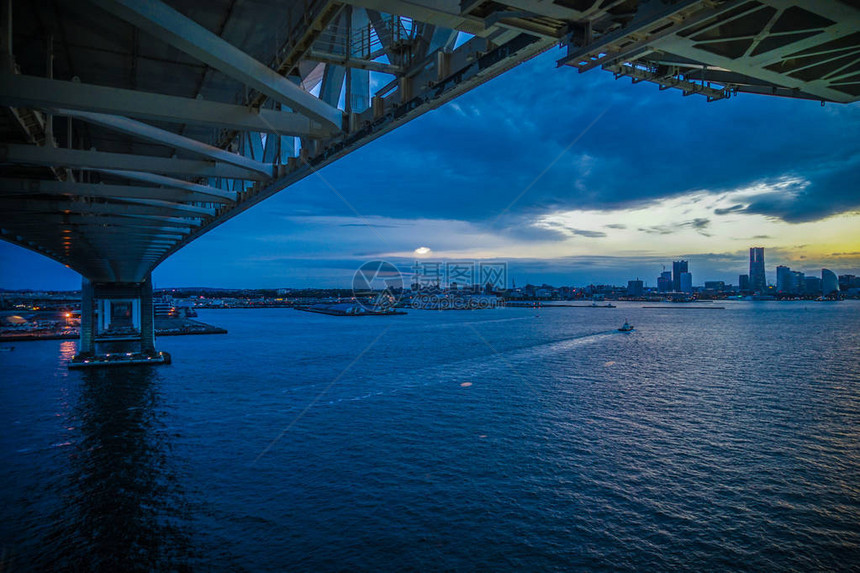从横滨湾大桥空中步道可以看到横滨港图片