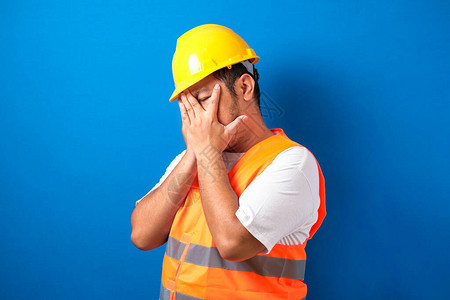 肥胖的亚洲建筑工人穿着制服和头盔图片