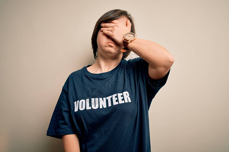 身穿社会关怀慈善运动T恤的年轻女志愿者图片
