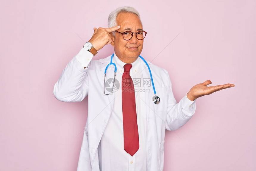 中年老灰发医生男子身着听诊器和专业医疗大衣图片