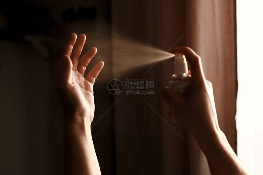 消毒双手在手上使用防腐剂喷雾以预防冠状或流感疾病的人个人卫生如何正确洗图片