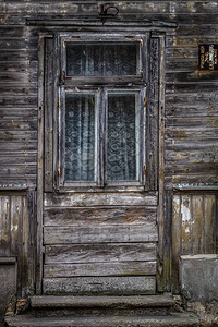 旧废弃木建筑的窗户背景图片