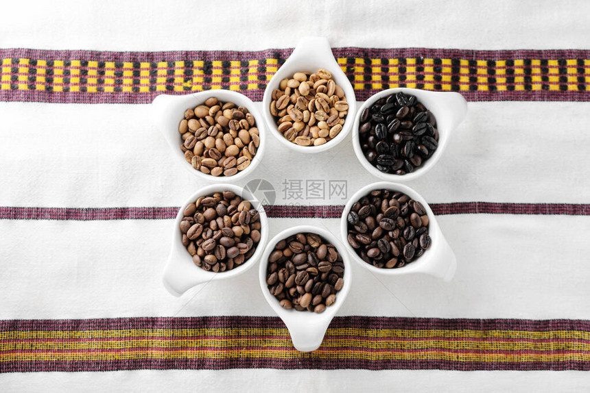 分六个阶段烘焙的咖啡豆图片