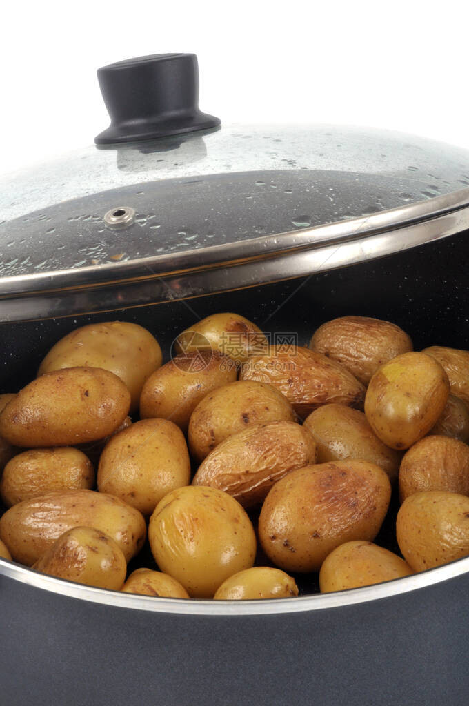 在平底锅特写的棕色土豆图片