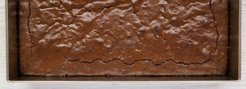 白色木质表面的自制巧克力布朗尼图片
