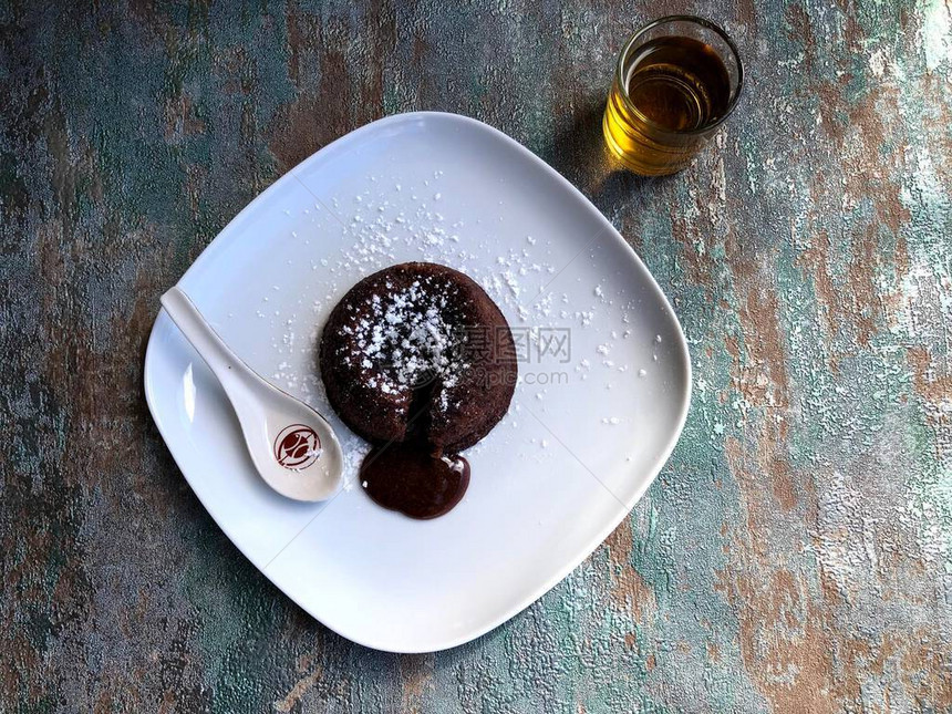 美味的热巧克力布丁和一杯柠檬酒图片