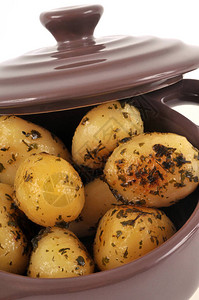 用香草烹制的土豆放在砂锅菜中特写图片