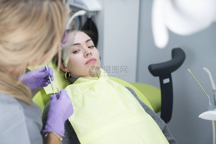 牙科实践牙科诊所对女病人进行牙科检查现代医疗图片