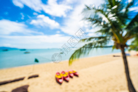 毛里求斯抽象的模糊和散焦美丽的热带海滩和洋与椰子棕榈树和伞椅子在蓝天和白设计图片