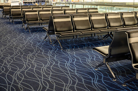 机场出发大厅的一排乘客椅图片