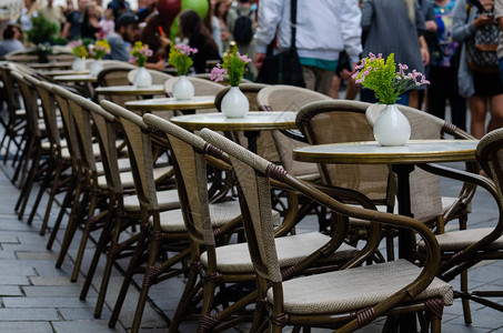 欧洲街头的一排木桌和藤椅图片