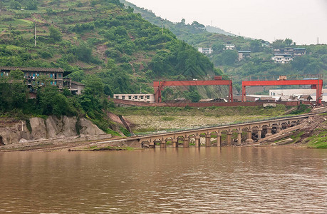 长江建东造船厂褐水后的滑道和大型起重机桥绿山坡图片