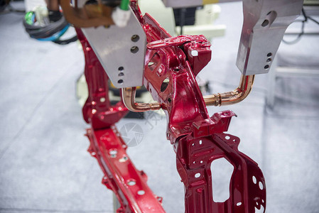 用机械臂对汽车零件进行点焊工艺工厂内的高科技图片
