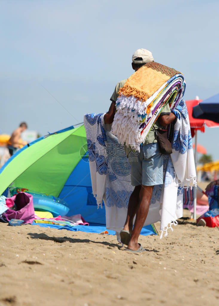 卖毛巾和沙滩毛巾时在沙地上销售滥图片