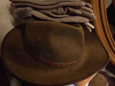 前的棕色毡帽和手套图片