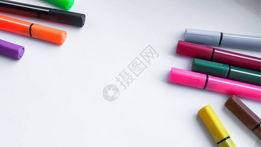 多彩的feltTipPens带有彩色线条图片