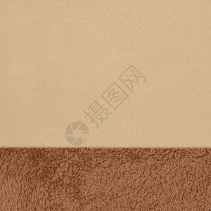 背景为棕色纹理的夏尔巴和米色毛毡织物材料图片
