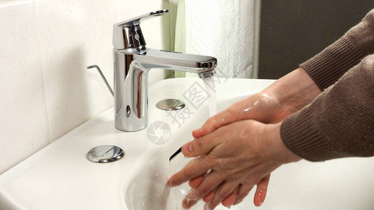 为健康安全起见在家中仔细洗手图片