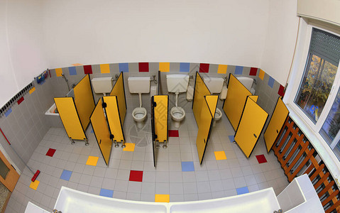 一所没有孩子的幼儿园宽敞浴室的内部图片