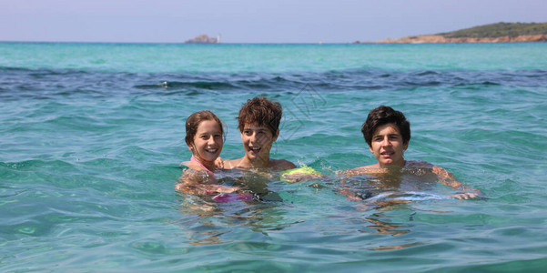 夏日海上的三兄弟背景图片