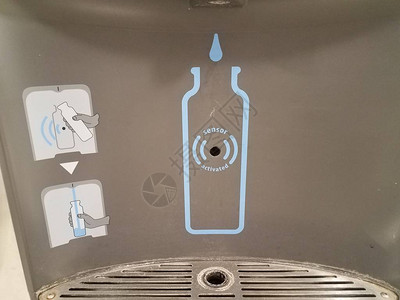 水喷泉水瓶装充水站的电图片
