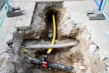 修复城市道路地下水管供应系统图片