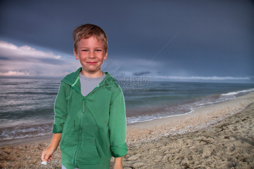 飓风过后海滩上的男孩图片