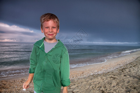 飓风过后海滩上的男孩图片