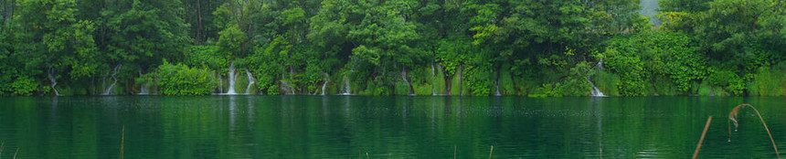 湖边的瀑布十六公园图片