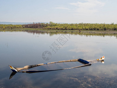 沉没在暹粒河浅水区的小沉船柬埔寨暹粒图片