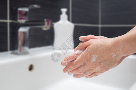 妇女用肥皂洗手图片