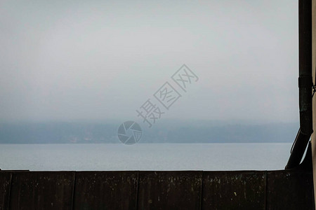 瑞典毛里茨堡庄园布拉维肯湾的平静景象图片