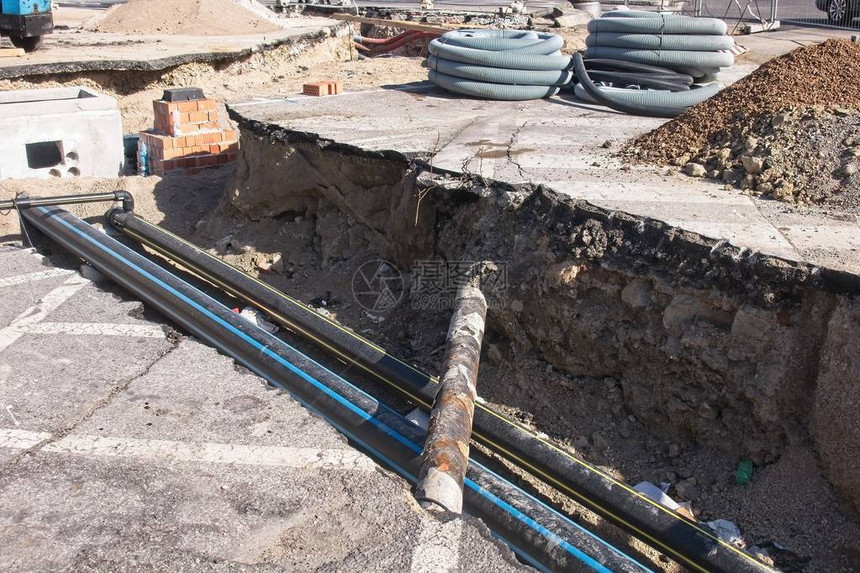建造业道路工程开挖和铺设燃气管道图片