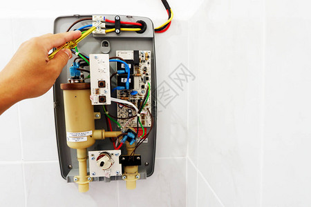 安装热水器时检查电量图片