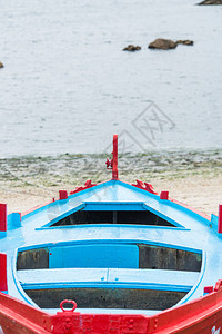 小渔船在靠近该村渔港的海滩沙图片