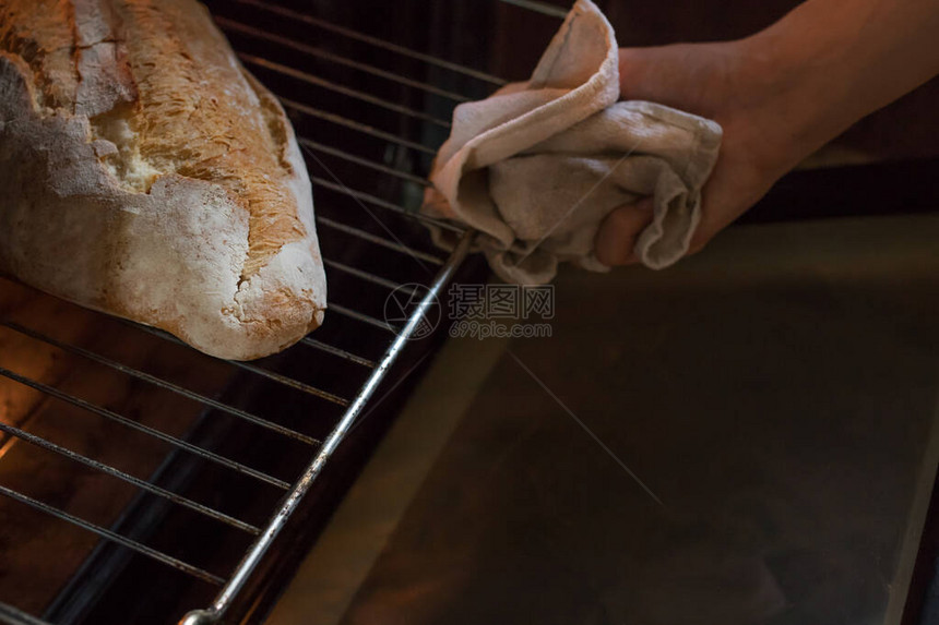 从烤箱中取出手工面包图片
