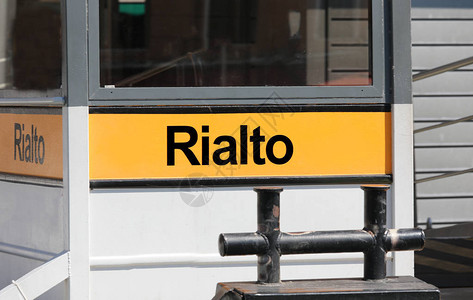 威尼斯的Vaporetto终端和RIALTO在著名的布鲁图片