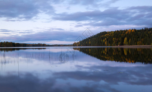 秋天平静的瑞典湖图片