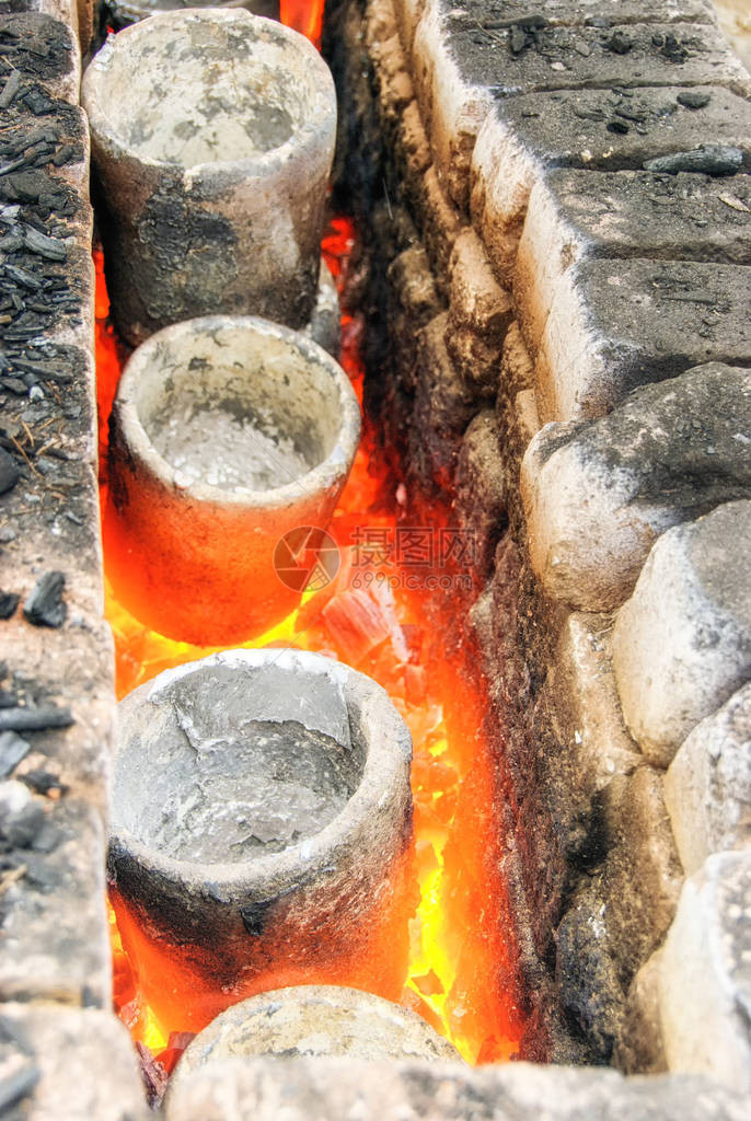 马达加斯铝厂在小型工厂熔化铝制物品以制造锅碗瓢盆图片