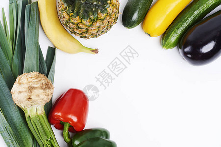 白色背景的时令蔬菜和水果背景图片