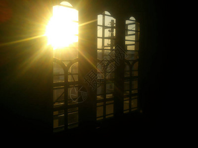 透过窗户的清晨温暖阳光近距图片