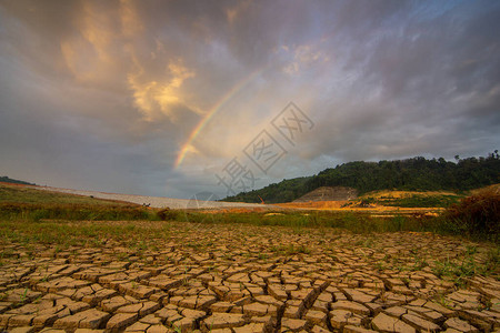 马来西亚孟光大坝Penang干旱期间的干燥土地图片