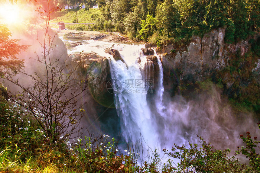 在西雅图附近的华盛顿州斯诺夸尔米瀑布图片