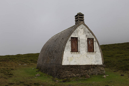 山雾中的废弃小屋图片