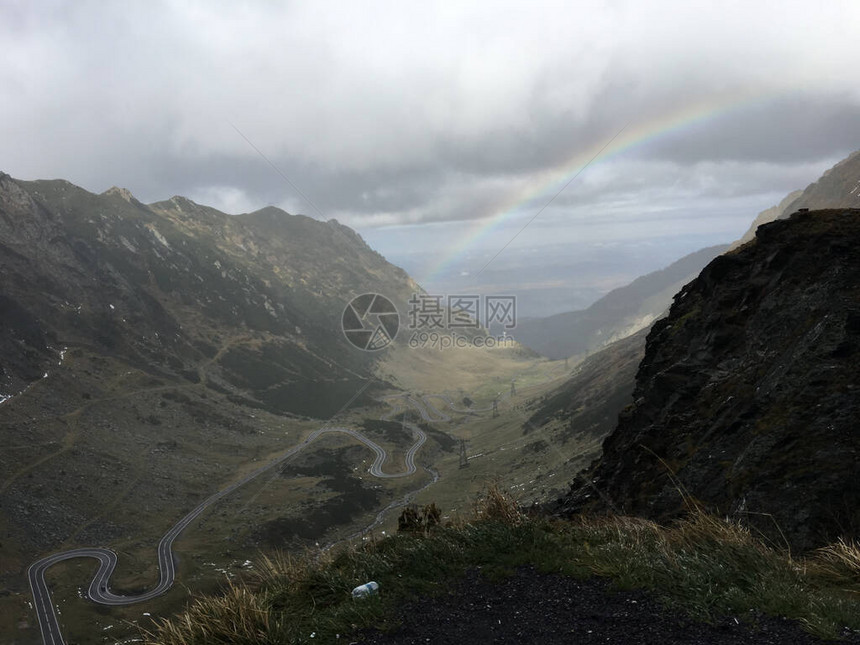 横越罗马尼亚喀尔巴阡山南段的Transfagarar图片