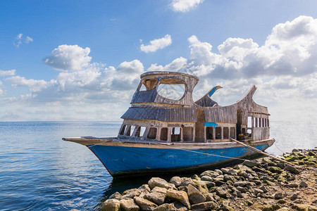 在岩石海岸附近的海水中漂浮在云层天图片