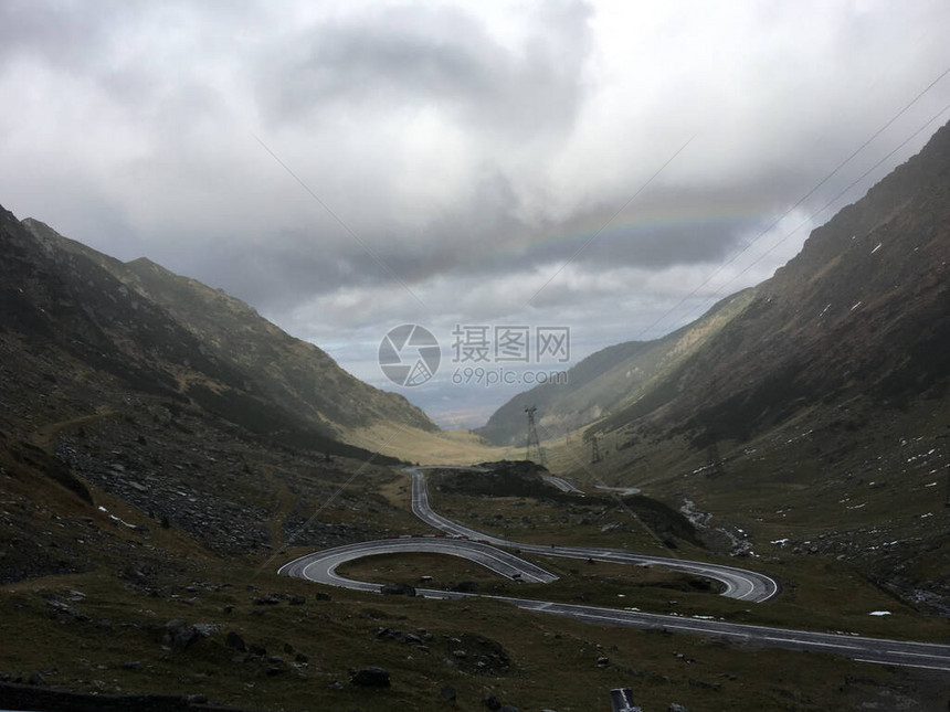 横越罗马尼亚喀尔巴阡山南段的Transfagarar图片