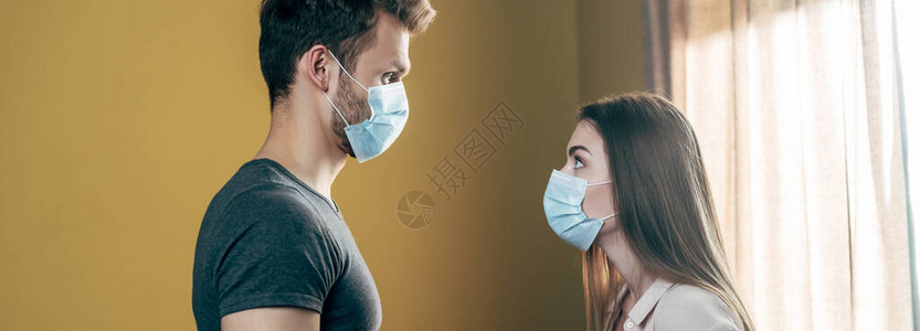 在家中争吵时在医疗面具中拍到一图片