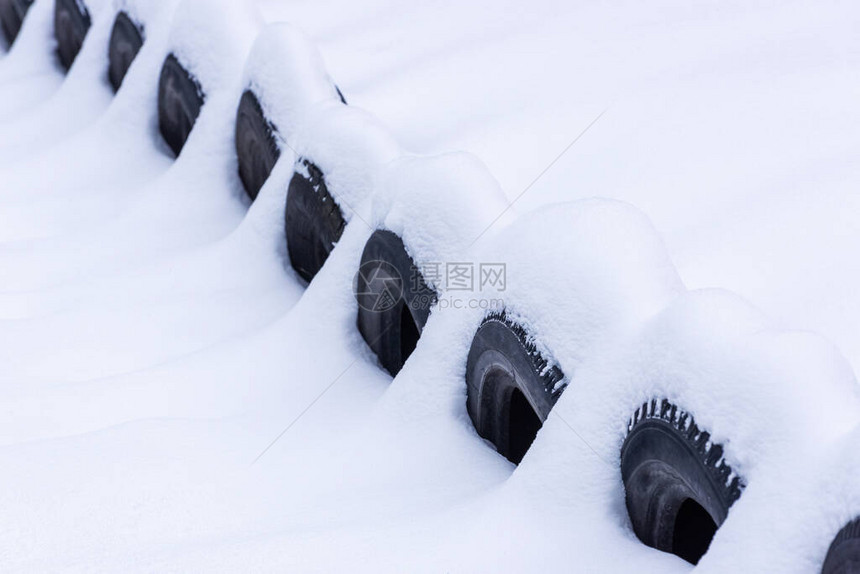 一排雪覆盖车胎轮背景摘要一列积图片